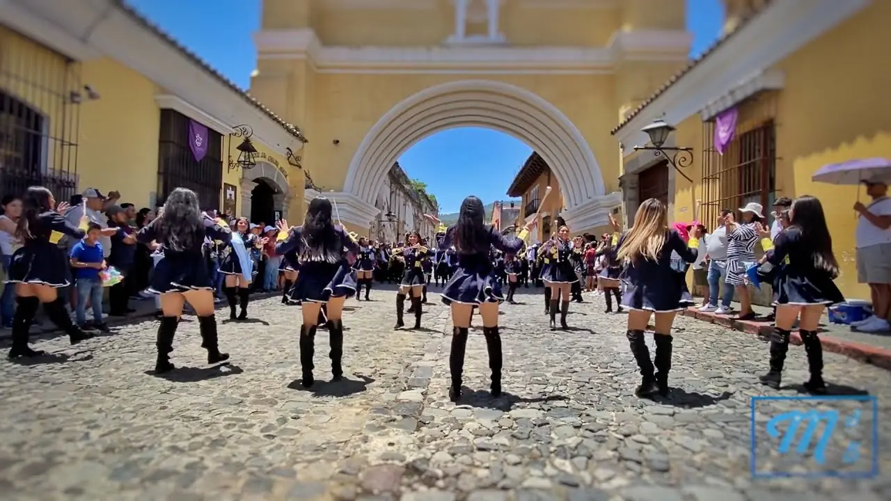 Descubre las Primeras Escuadras de Batonistas en Guatemala: Historia y Legado 8 ite latin band desfile 25 de julio antigua guatemala 2023
